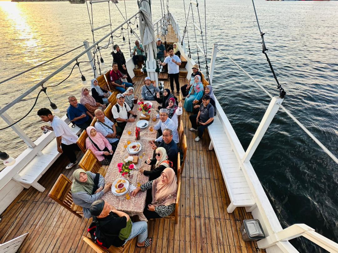 Minum petang & makan malam di kapal Phinisi