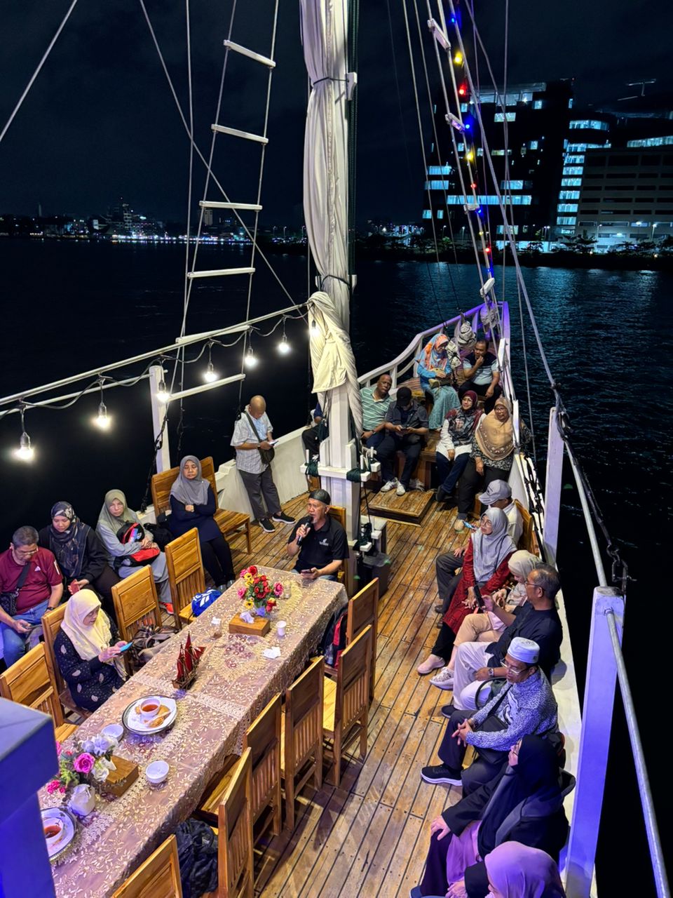 Minum petang & makan malam di kapal Phinisi