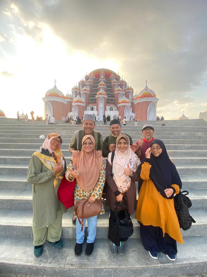 Peserta bergambar di Masjid 99 Kubah