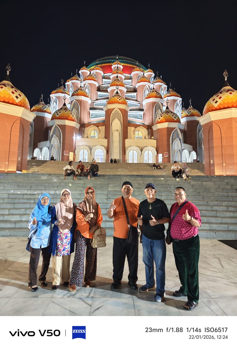Suasana di Masjid 99 Kubah