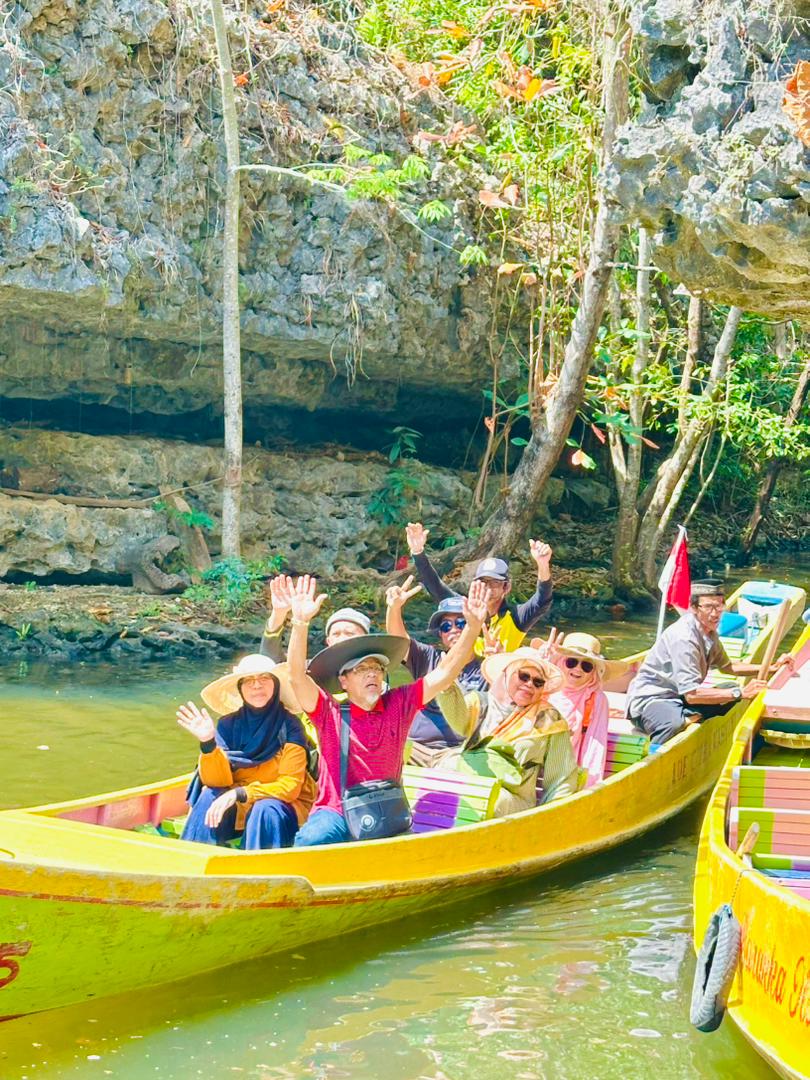 Bot menyusuri kawasan karst Rammang-Rammang